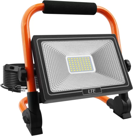 Portable battery floodlight